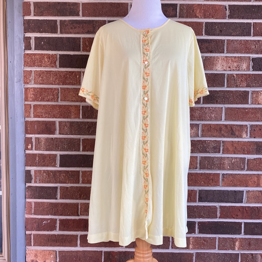 VINTAGE Butter Yellow Short Sleeve Lingerie Robe S/M